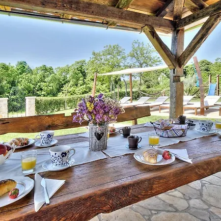 Dora וילה אומאג