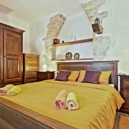 Dora Villa *